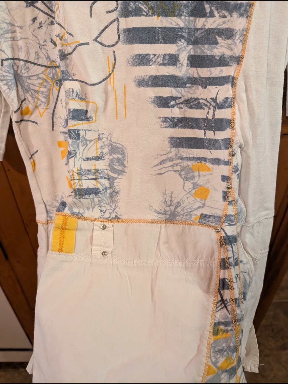 2/22$ Cream Graphic Scoop Neck Women's Top - Picture 4 of 4